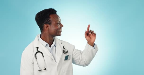 Cara Apontando Homem Negro Com Promoção Médico Anúncio Fundo Estúdio — Vídeo de Stock