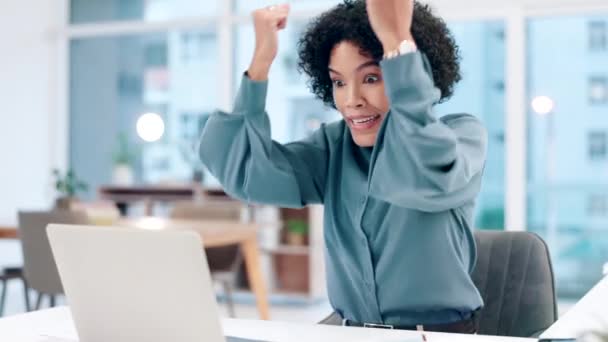 Negócios Promoção Mulher Com Celebração Laptop Torcendo Com Felicidade Vencedor — Vídeo de Stock