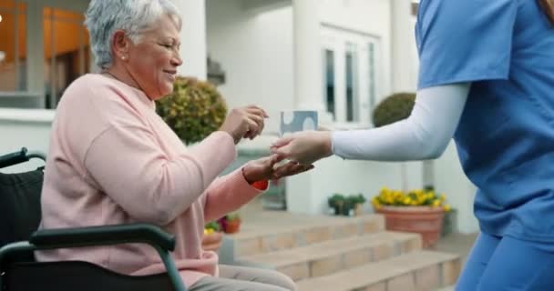 Senior Donna Caffè Con Infermiera Caregiver Outdoor Casa Cura Con — Video Stock