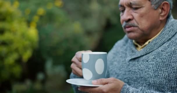 Senior Muž Pití Kávy Zahradě Pro Relaxaci Venkovní Pečovatelský Dům — Stock video