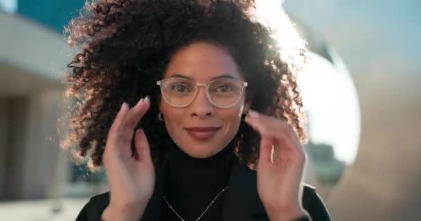 Cara Ciudad Mujer Con Gafas Negocio Sonrisa Con Destello Profesional — Vídeos de Stock