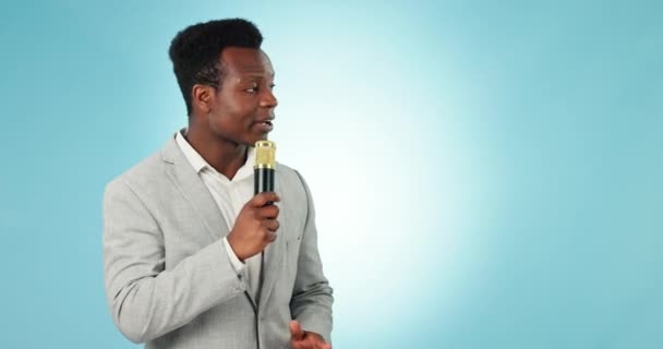 Muhabir Haber Siyahi Adam Bilgiyi Işaret Ediyor Mikrofon Iletişimi Mavi — Stok video
