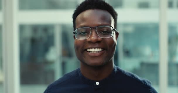 Милый Улыбчивый Чернокожий Человек Бизнесом Офис Профессионалом Сотрудником Очками Портрет — стоковое видео