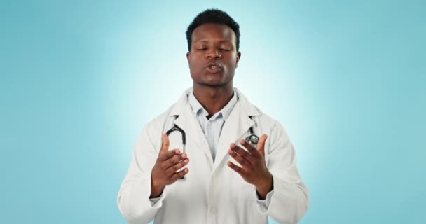 黑人男人和面对建议 医疗保健谈话和工作室的讨论 专业人员与谈话和诊所员工的蓝色背景 医疗肖像和沟通 — 图库视频影像