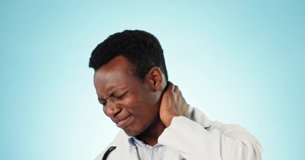 黒人男性 首の痛みは 青いスタジオの背景にバーンアウト ストレス 炎症を伴います アフリカの人 筋肉の緊張を有する医療専門家とモデル 過労と怪我の痛み — ストック動画