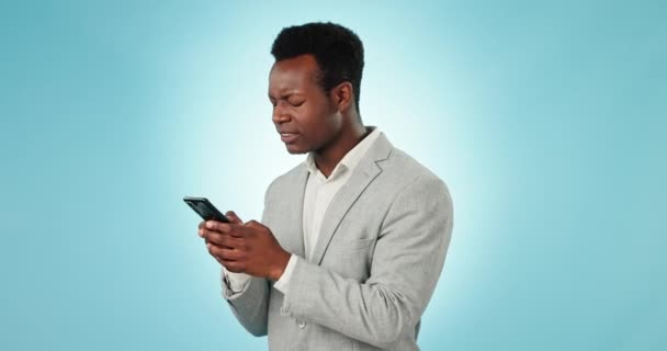 Enojado Hombre Negro Teléfono Con Spam Phishing Error Digital Profesional — Vídeos de Stock