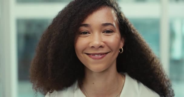 Geschäftsfrau Gesicht Und Arbeiter Großaufnahme Eines Rechtsanwalts Einem Büro Mit — Stockvideo