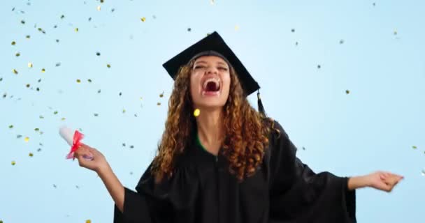 ハッピーな女性 そしてスタジオのバックグラウンドに対する証明書のための祝賀でセッティとダンス 卒業証書または学位のために幸せで興奮した女性または卒業した笑顔 — ストック動画