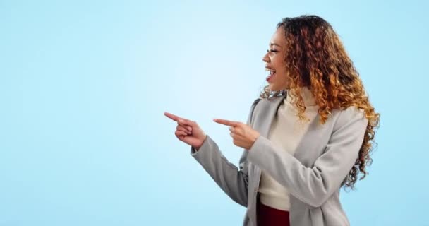 Szczęśliwa Kobieta Biznesu Makieta Wskazując Reklamie Lub Marketingu Tle Niebieskiego — Wideo stockowe