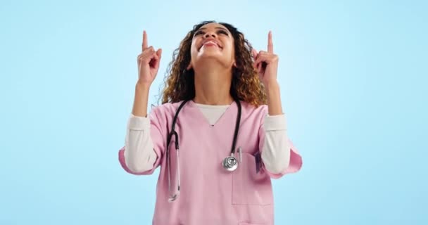 Estudio Mujer Feliz Médico Señalando Para Obtener Consejos Sobre Atención — Vídeos de Stock