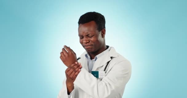 黑人男性 医生和手腕疼痛的伤害 关节炎或腕管综合征与蓝色工作室背景 非洲男性 有手痛 疼痛或关节疼痛的医生或外科医生 — 图库视频影像