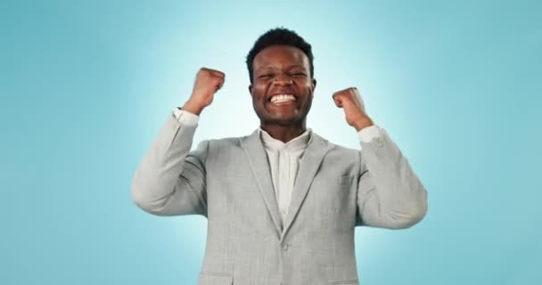快乐的黑人男子 拳头泵和掌声庆祝在蓝色工作室背景下获得晋升 兴奋的非洲商人笑着拍手叫好的形象 — 图库视频影像