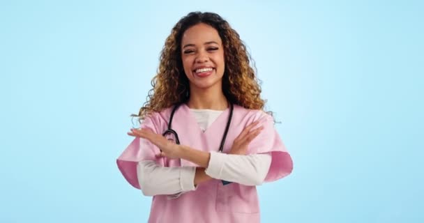 Krankenschwester Porträt Frau Hat Die Arme Verschränkt Und Lächelt Selbstbewusst — Stockvideo