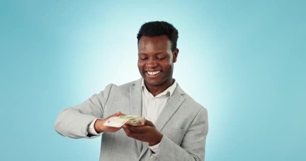 快乐的黑人男人 金钱和舞蹈在一个蓝色工作室背景下 在经济自由中庆祝 具有现金流动 利润或投资收入 储蓄或增长的令人激动的非洲商人 — 图库视频影像