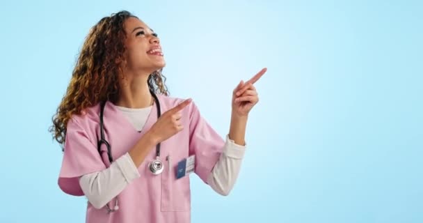 Mockup Mulher Feliz Médico Apontando Estúdio Para Aconselhamento Sobre Cuidados — Vídeo de Stock
