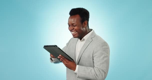 快乐的黑人男子 平板和拳头泵庆祝在蓝色工作室背景下的晋升 非洲商人笑着用技术赢得了比赛 好消息或在模拟空间上取得了成就 — 图库视频影像