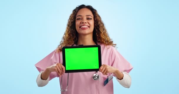 タブレットモックアップ グリーンスクリーン ヘルスケア広告 メディカルアプリ 広告のブルーバックグラウンド スタジオでのマーケティングとテクノロジーによる看護師 テレヘルス 病院のウェブサイトのプロモーション — ストック動画