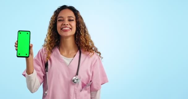 Retrato Una Doctora Apuntando Teléfono Con Pantalla Verde Maqueta Marcador — Vídeos de Stock