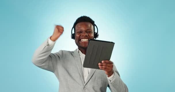 快乐的黑人男人 平板电脑和呼叫中心庆祝 胜利或好消息与蓝色工作室背景 兴奋的非洲商人 顾问或代理人与技术共舞以取得成就 — 图库视频影像