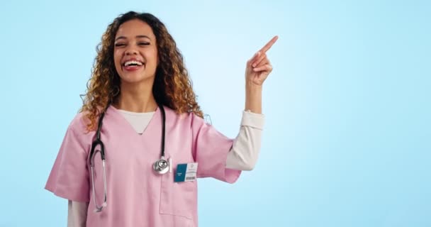 Estúdio Retrato Mulher Feliz Médico Apontando Para Passos Saúde Seguro — Vídeo de Stock