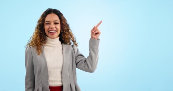 Happy Business Woman Ukazující Seznam Reklamě Marketingu Nebo Makléřství Pozadí — Stock video