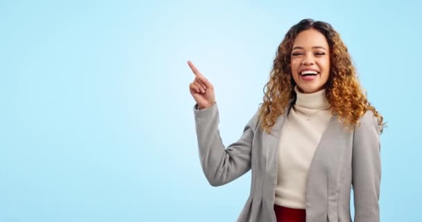 Mujer Negocios Feliz Señalando Publicidad Marketing Maqueta Contra Fondo Estudio — Vídeo de stock