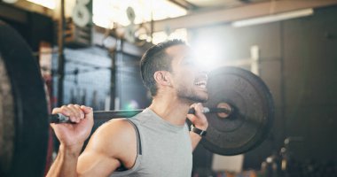 Spor salonundaki adam, ağırlık kaldırma ve halter kas yapıcı dayanıklılık, güçlü vücut ve fitness denge gücü odaklı. Bağlılık, motivasyon ve vücut geliştirici sağlık ve sağlık için çalışıyor.