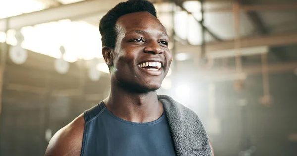 在健身房进行日常训练 锻炼和运动的黑人男子的微笑 健康和面容 体育工作室的快乐 心态和非洲男性私人教练 负责锻炼 进步和身体挑战 — 图库照片