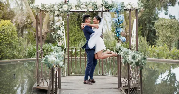 Casal Casamento Dança Com Rotação Celebração Cerimônia Com Gratidão Sorriso — Fotografia de Stock