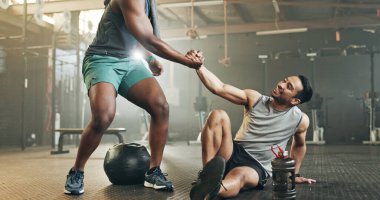 Mutlu adam, beşlik çakma ve spor motivasyonu, takım çalışması ya da spor salonunda ortaklık. Spor salonundaki fiziksel sağlık veya sağlık için birlikte el ele tutuşan, spor yapan ya da antrenman yapan insanlar.