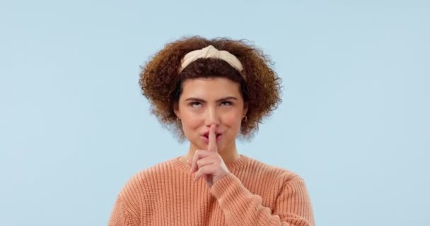 Mulher Com Dedo Nos Lábios Segredo Privacidade Com Notícias Confidenciais — Vídeo de Stock