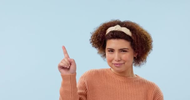 Mladá Žena Ukazuje Makléřský Prostor Reklamu Prezentaci Informacemi Modrém Pozadí — Stock video
