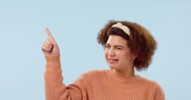 Обличчя Рука Вказує Щаслива Жінка Студії Оголошення Угоди Або Віддачі — стокове відео