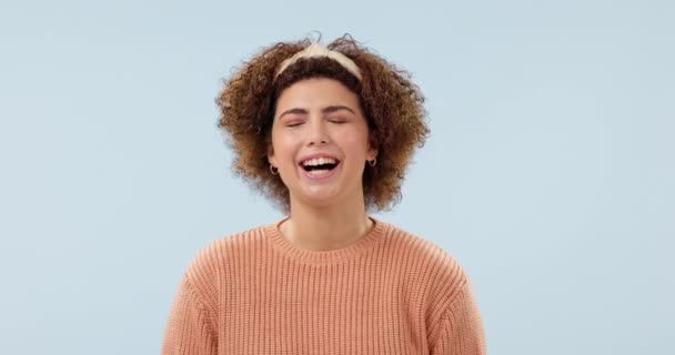 Tvář Žena Šťastný Smích Studiu Důvěrou Vtipem Dobrou Náladu Modrém — Stock video