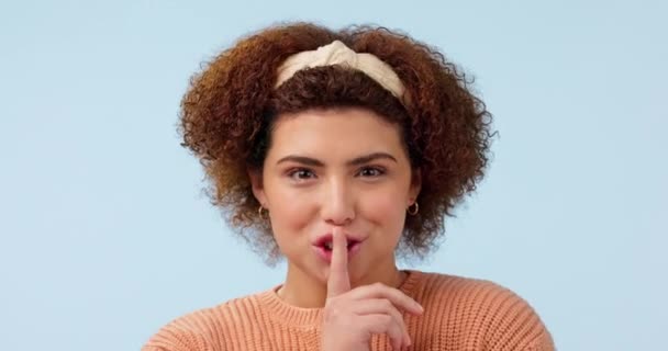 Susurro Cara Mujer Con Dedo Los Labios Estudio Para Secreto — Vídeos de Stock