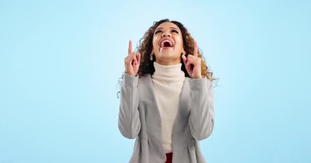 Показывая Вверх Взволнованная Деловая Женщина Студии Счастливая Объявление Мбаппе Макет — стоковое видео