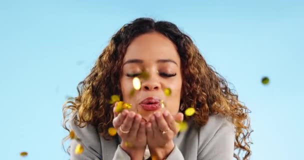 Жінка Дме Блиск Щаслива Студії Успіх Святкування Досягнення Синьому Фоні — стокове відео