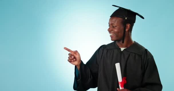 大学和手工指点工作室里的男人 有清单 时间表或蓝色背景的信息 非洲男生的毕业典礼 演示和肖像 — 图库视频影像