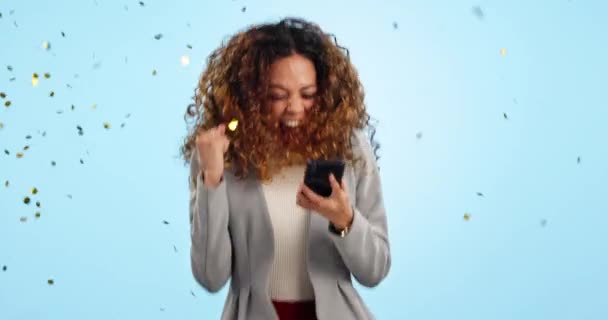 Mujer Teléfono Ganar Con Confeti Estudio Para Premio Beneficio Comercio — Vídeo de stock