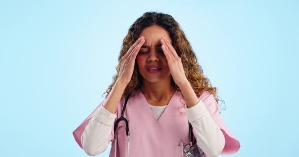 护士和疼痛的工作室里的女人与倦怠 压力和医疗错误的蓝色背景 因疲倦 偏头痛及健康问题而沮丧 抑郁及疲倦的医生 — 图库视频影像