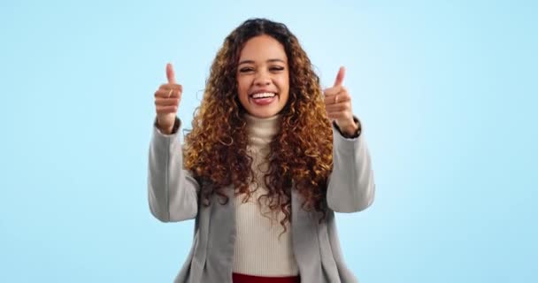 Başparmaklar Yukarı Mutlu Kadınının Yüzü Stüdyoda Başarı Destek Onay Için — Stok video