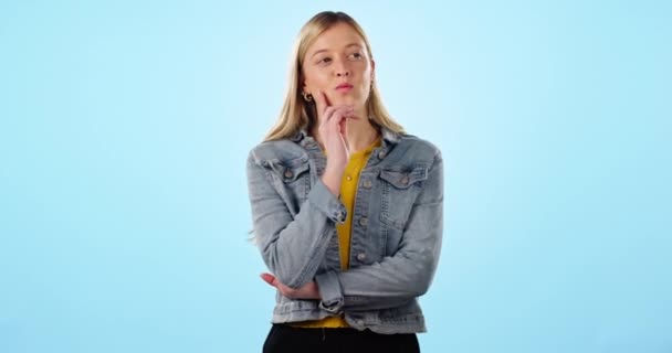 Žena Pamatovat Přemýšlet Tvář Nápadem Řešení Řešení Problémů Modrém Pozadí — Stock video