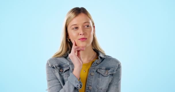 Мислення Обличчя Жінка Ідеєю Синьому Тлі Щастя Знань Посмішка Бачення — стокове відео