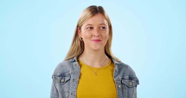 Šťastný Žena Emoji Zašeptat Tajemství Drby Nebo Důvěrné Informace Modrém — Stock video