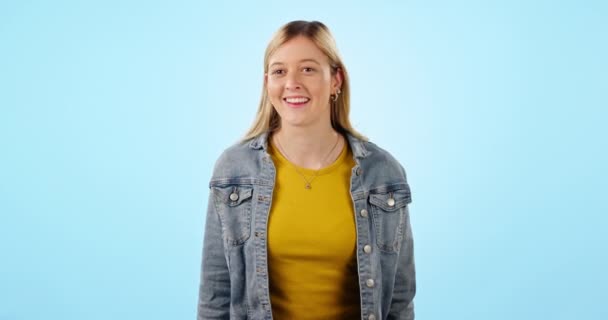 Gelukkige Vrouw Fluisterend Emoji Voor Geheime Roddelende Vertrouwelijke Informatie Blauwe — Stockvideo