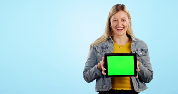 Lány Tabletta Hely Zöld Képernyő Stúdióban Promóció Vagy Márka Felülvizsgálat — Stock videók