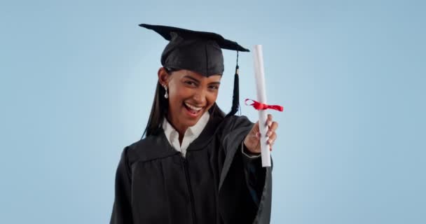 Портрет Образование Женщина Дипломом Достижениями Успехом Синем Фоне Студии Face — стоковое видео