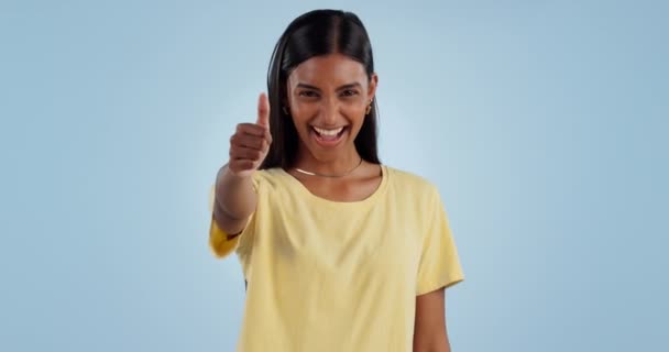 Счастливая Женщина Улыбается Радуется Успеху Хорошей Работе Победе Голубом Студийном — стоковое видео