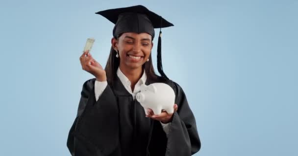 Счастливая Женщина Студент Банк Свиньи Выпускных Сбережений Фонда Обучения Фоне — стоковое видео