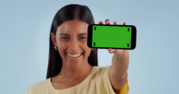 Mujer Feliz Teléfono Pantalla Verde Para Publicidad Marketing Branding Fondo — Vídeos de Stock